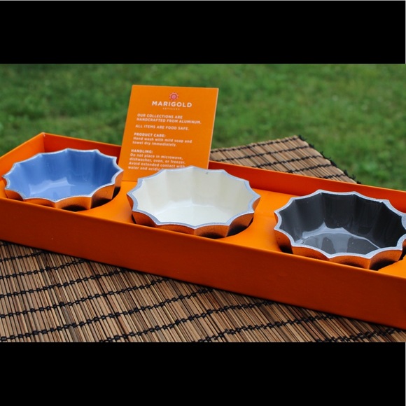 HP🎉MARIGOLD ARTISANS Fluted 3 Bowl ENAMEL Set - Picture 1 of 15